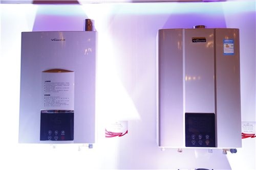 发布会现场展示的——万和零冷凝水燃气热水器Z8（左边）和零冷水燃气热水器L7（右边）