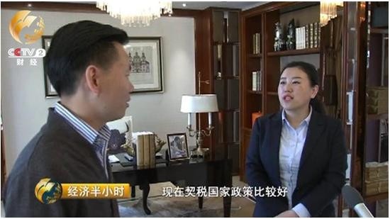 置业顾问霍然向购房者陈先生解说购房相关契税的变化。
