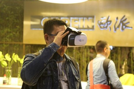 参观者在欧派展厅体验VR技术