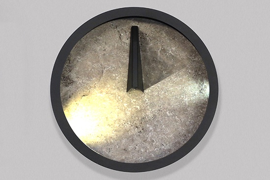利用日晷原理设计的一款阴影时钟