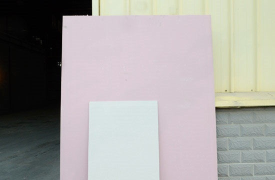 泰尔美耐火纸面石膏板（粉红色）vs普通石膏板（白色）