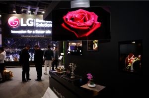 图：悬挂空中、旋转展示的LG OLED平面双面显示器