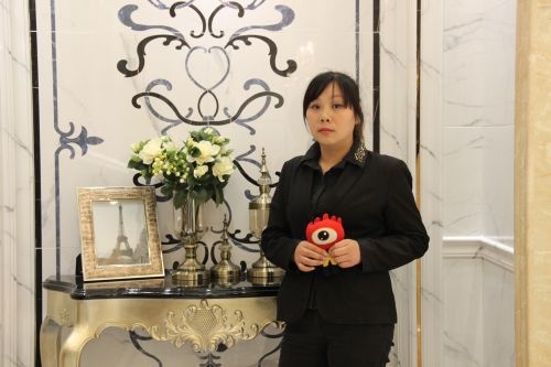 马可波罗至尊店真石馆销售经理雷丹培在接受记者采访