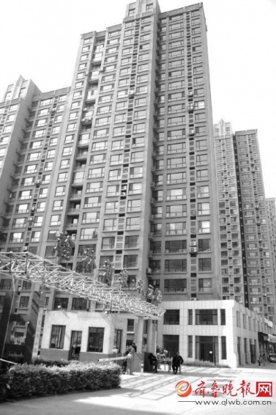 潍坊状元府小区8号楼的多名业主发现自己住了两年多的房子竟被法院拍卖了。 本报记者 孙国祥 摄