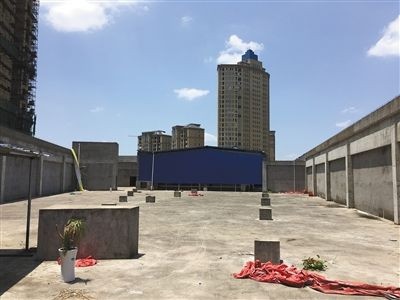 德兴福泰家居城4楼，建成一半停工至今。新京报记者 孙瑞丽 摄