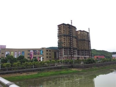 江西省德兴市福泰房地产开发有限公司的项目已烂尾停工两年。