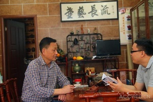 工艺中国记者正在采访吴宝根大师(左)