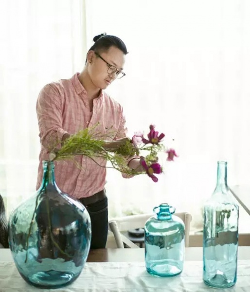组合瓶花的关键在于呼应与对比，在此处用了三款同色、不同形状的花器