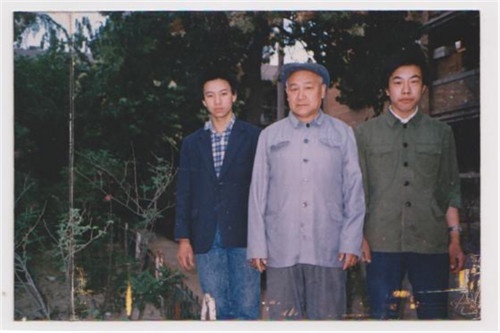 少年袁剑君(左一)和师傅温德源老先生(中)及师弟(右)