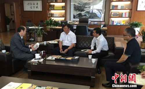 碧桂园集团董事局主席杨国强(左一)和总裁莫斌(左二)等人研究地漏新模型
