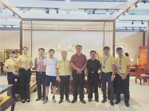 中国林产工业协会执行会长王满莅临东成红木展馆参观指导