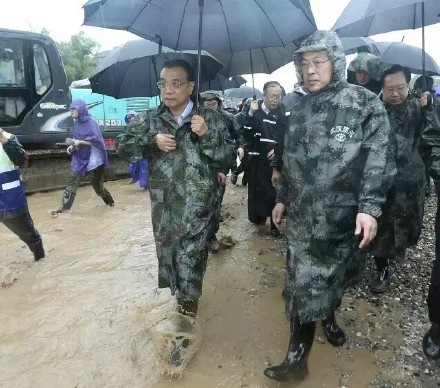 (李克强总理冒大雨赴武汉长江干堤 现场指挥救灾)