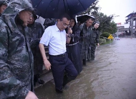 (李克强总理冒大雨赴武汉长江干堤 现场指挥救灾)