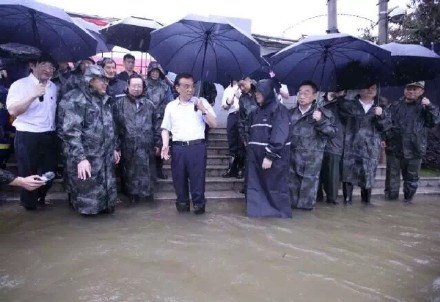 (李克强总理冒大雨赴武汉长江干堤 现场指挥救灾)