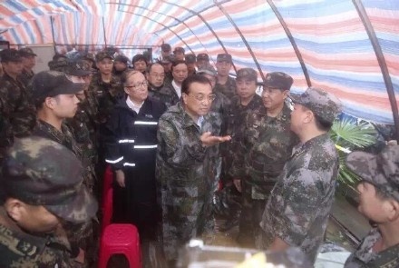 (李克强总理冒大雨赴武汉长江干堤 现场指挥救灾)