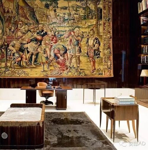 周英华的书房从天花板到地板都镶嵌着檀木。挂毯是来自比利时的16世纪古董。书房的家具都是Jean-Michel Frank、Pierre Chareau和艺术装饰大师Émile-Jacques Ruhlmann的经典作品。