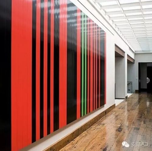 走廊上挂着艺术家Keith Tyson的作品，周英华开玩笑说：“这些颜色代表着轮盘，Keith就爱赌博！”