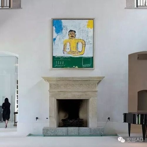 壁炉上方周英华的肖像画为艺术家Jean-Michel Basquiat所作。壁炉是周英华从Frank Lloyd Wright那里“偷师”，找英国的一个石匠定制的。