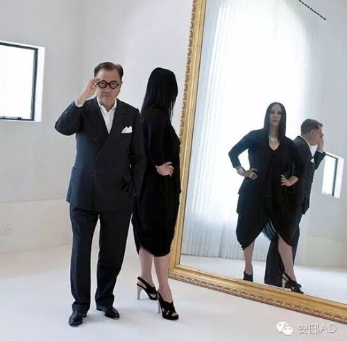 周英华与妻子Eva站在订制于伦敦的装饰镜前。