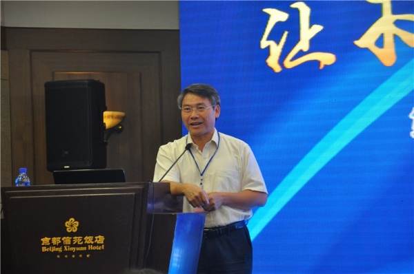 中国林产工业协会副会长吴盛富为参会代表讲解“卡扣地板相关的专利技术”
