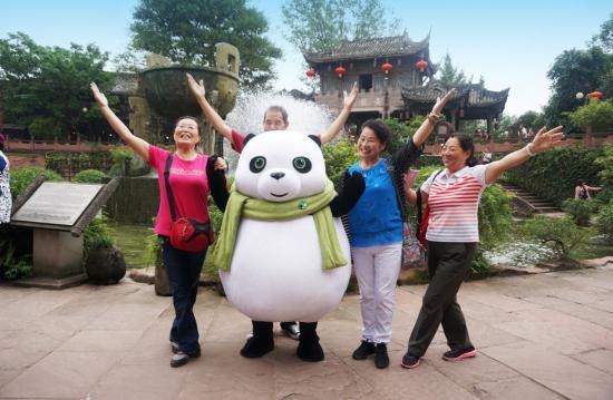 图为熊猫YOYO与游客合影