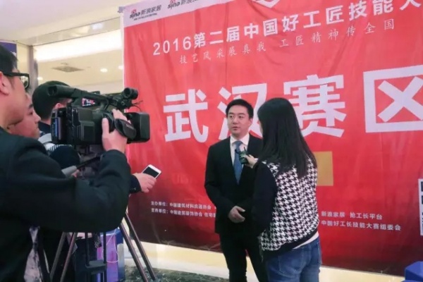 红星美凯龙企划总监李磊先生在接受新浪家居记者采访