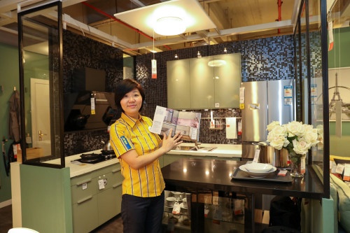 宜家广州商场副经理钟仕珊Season在厨房展厅