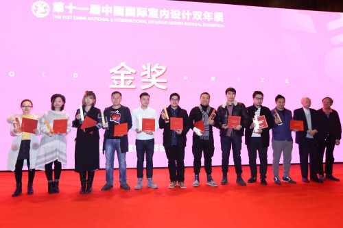 颁奖嘉宾与双年展金奖作品获得者合影。