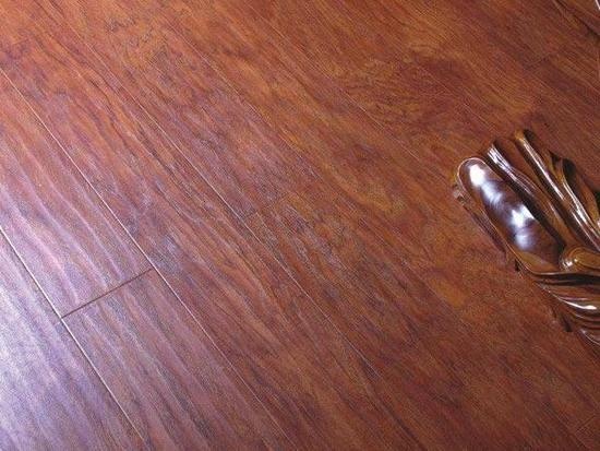 家里地板是否要用手抓纹地板，看完你就明白了