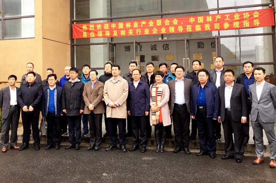 上海地板协会秘书长顾忆蓉代表协会欢迎了来访考察团