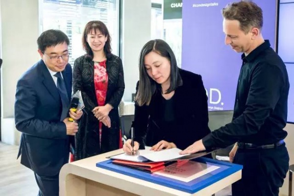 北京文化创新工场总经理郭东云女士与米兰中欧创新中心主任米迦勒博士签署框架协议 