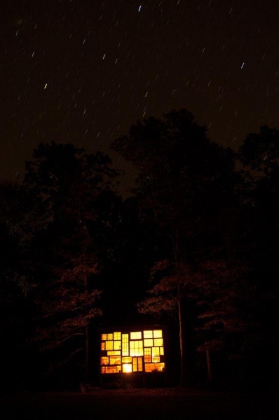 由窗户构建而成的林间小屋