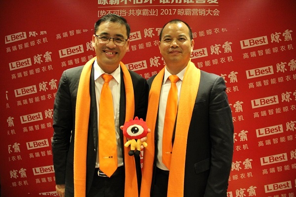 总经理刘海辉（左）、总裁曹俊煌（右）