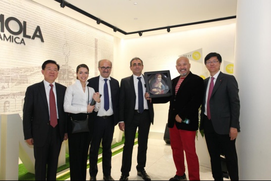 意大利IMOLA陶瓷主席向著名演员、国际设计师刘利年赠送IMOLA限量艺术品