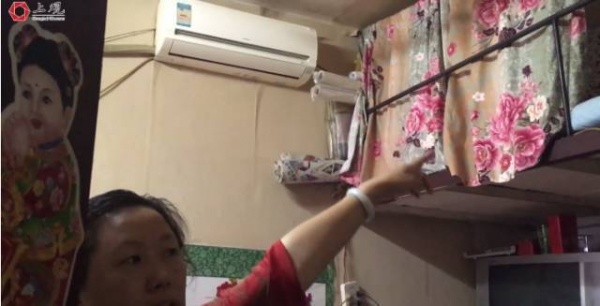 上海一家在9平房子里挤了27年 儿子踩着冰箱上床