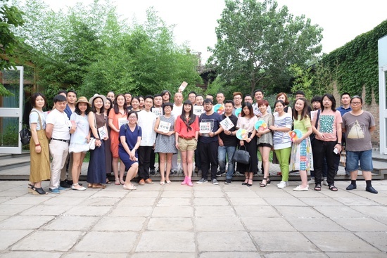 2016年北京游学赖亚楠老师和设计师合影