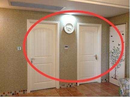 客厅一定不能同时安装五扇门，只有把它们错开才能财源滚滚！