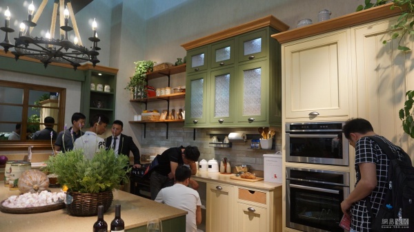 做中国人喜爱的厨房 古诺奇整体厨房亮相2017上海厨卫展