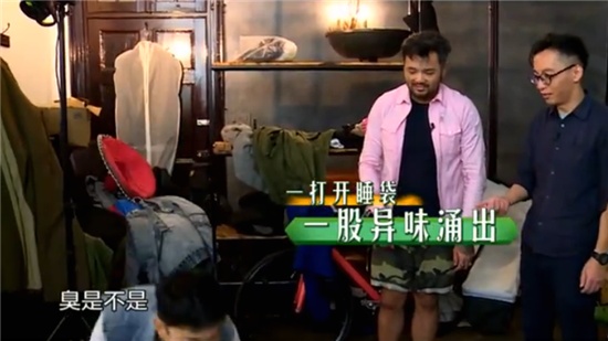 姜衡为专家团展示他睡觉用的睡袋.png