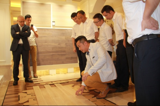 久盛地板首席产品官黄志达先生与团队交流探讨地板产品研发