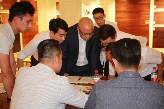 久盛地板首席产品官黄志达先生与团队交流探讨地板产品研发
