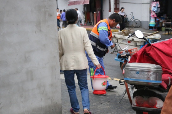 上海老城区市民“一厕难求”