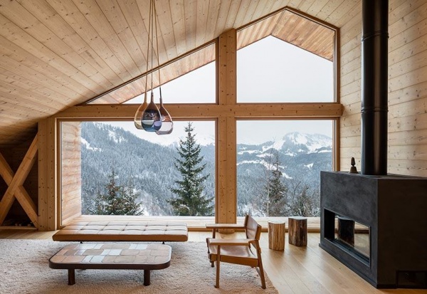 法国阿尔卑斯山上，用混凝土和木材建成的木屋
