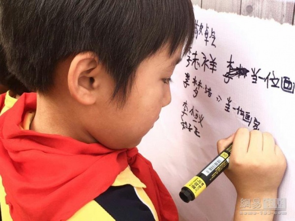 受助学校的孩子们都特别乐观，图为一位小朋友在心愿墙上写下自己的梦想