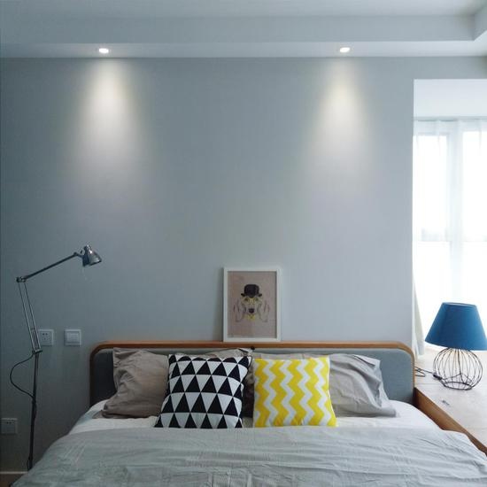 ▲卧室：设计师在空间大面积使用高级灰，并且大胆的加入时尚的彩色，功能上则尽量简单，降低受到打扰的可能性，舒适度随之增高。