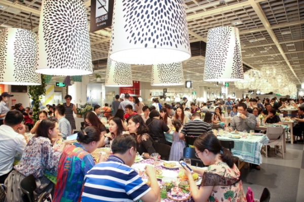 在宜家深圳商场，不用去瑞典也能加入仲夏节狂欢派对！