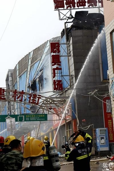 郑州嵩山路百姓广场家居馆火灾 损失或超亿元