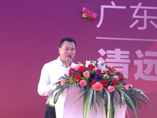 广东劳卡家具有限公司董事长吴建荣先生上台致辞