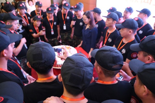 随后，所有学员们围着生日蛋糕唱起了生日歌，为“寿星”们庆祝生日