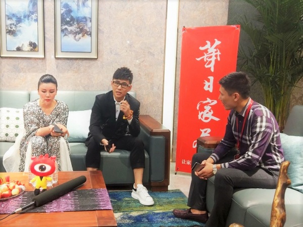 张晓棠（左）、石头（中）、华日家居营销总裁吕永兵（右）接受新浪家居采访